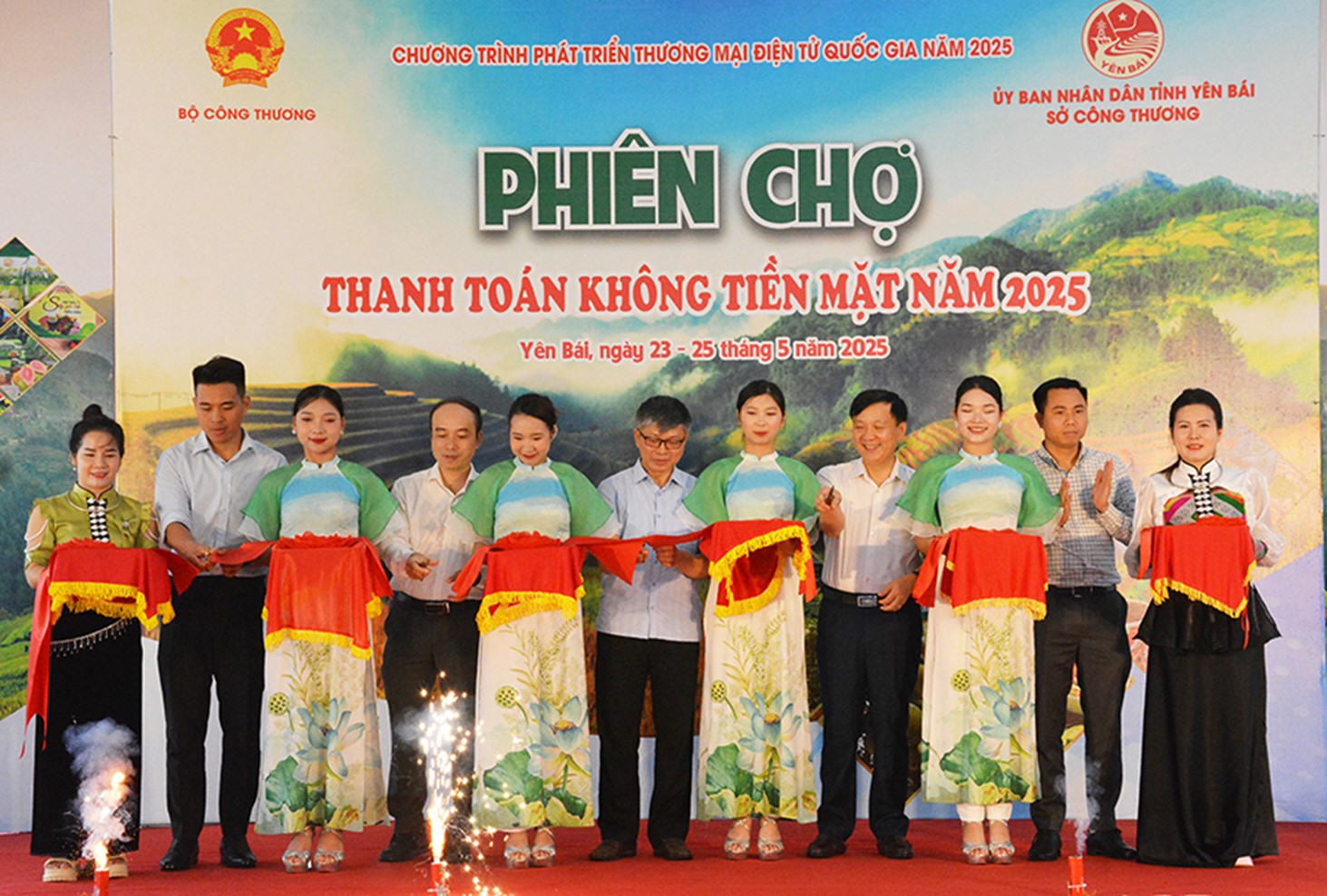 Yên Bái lần đầu tổ chức “phiên chợ không tiền mặt” kết hợp livestream bán hàng đặc sản OCOP