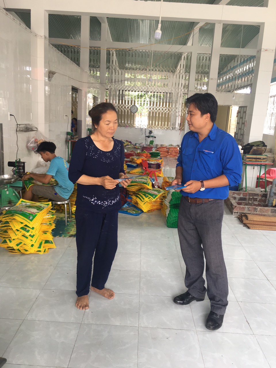 Đoàn viên tuyên truyền, phát tờ gấp " Một số quy định pháp luật về an toàn thực phẩm"