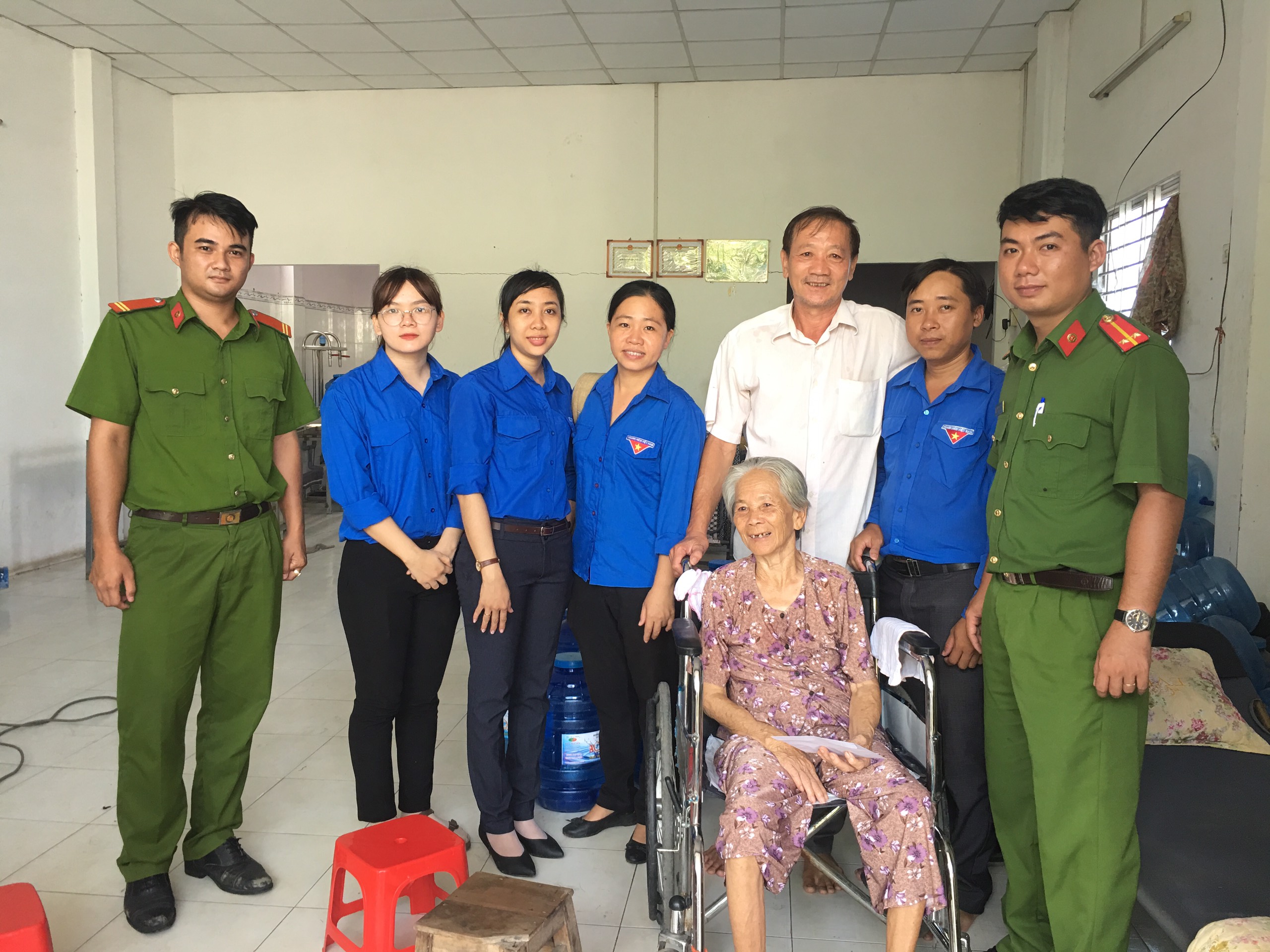 Hoạt động phối hợp thăm, tặng quà cho gia đình chính sách