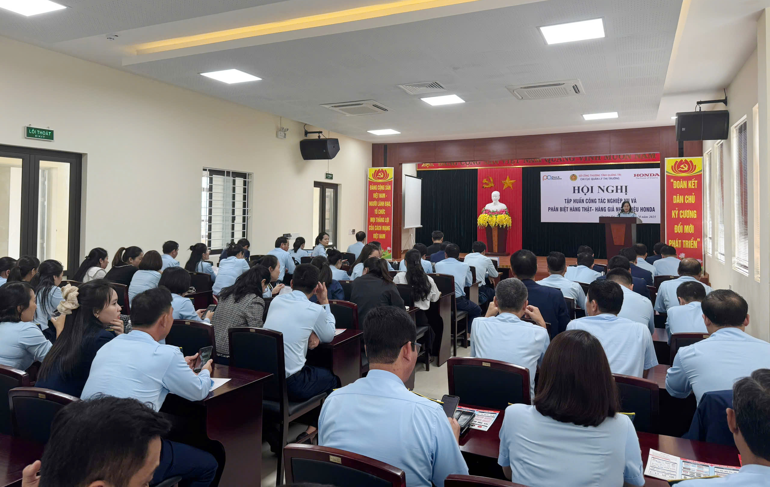 Chi cục Quản lý thị trường tỉnh Quảng Trị tổ chức Hội nghị tập huấn công tác nghiệp vụ và phân biệt hàng thật hàng giả.