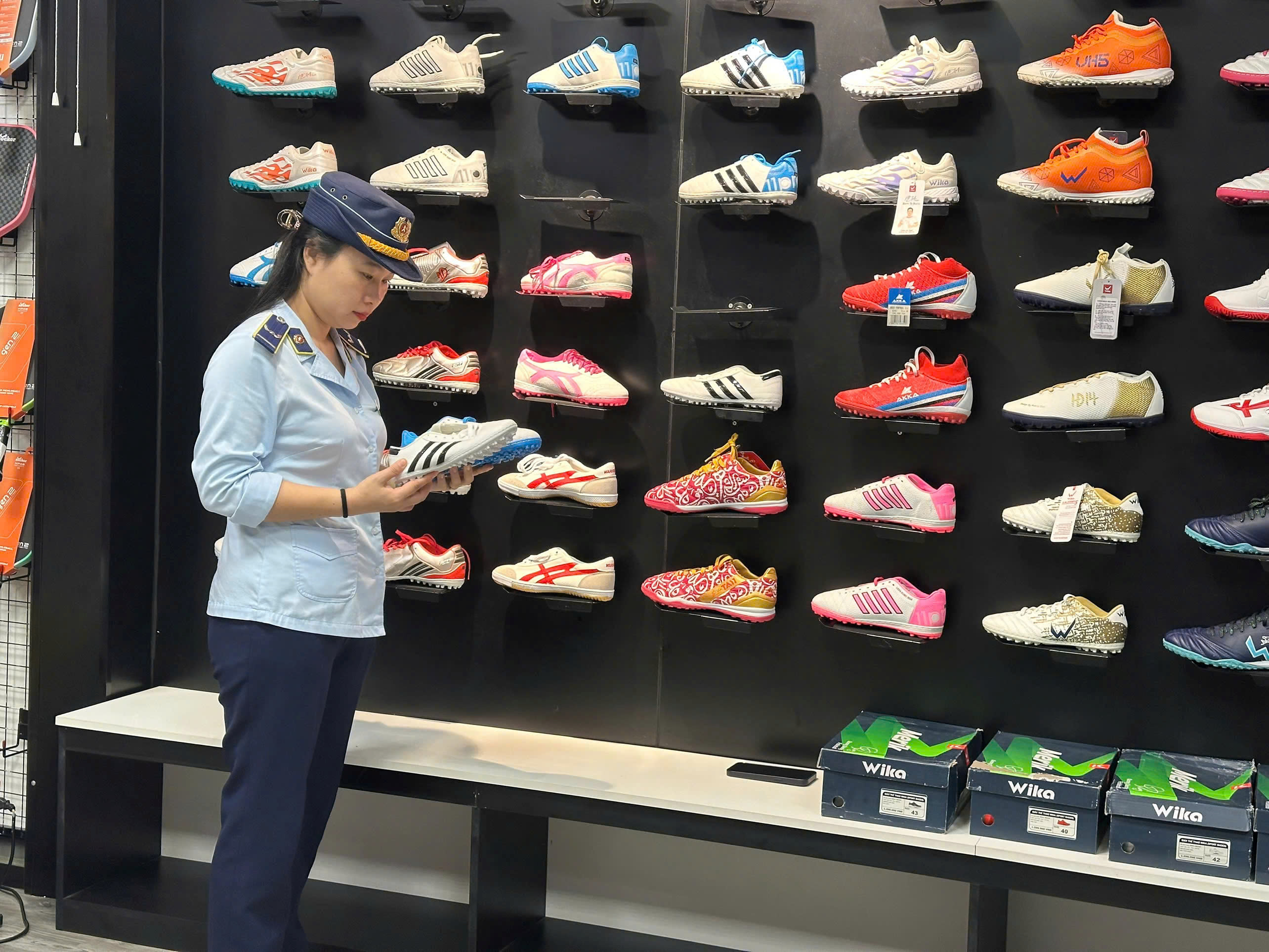 Đội Quản lý thị trường số 1 tiếp tục kiểm tra và xử lý nhiều cơ sở kinh doanh hàng hóa vi phạm trên môi trường thương mại điện tử