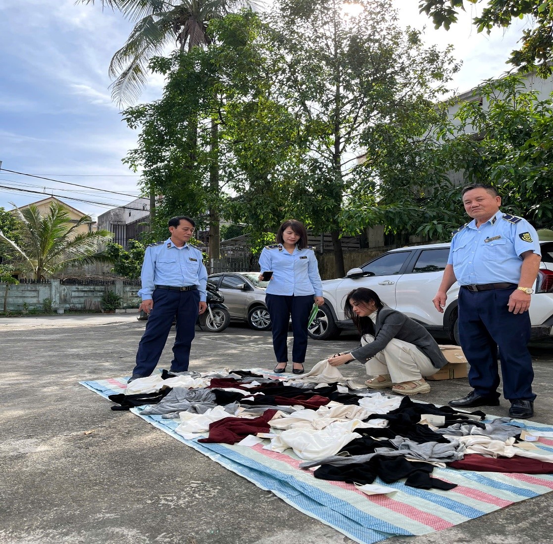 Đội Quản lý thị trường số 3 tổ chức giám sát việc tiêu hủy hơn 200 sản phẩm giả mạo nhãn hiệu