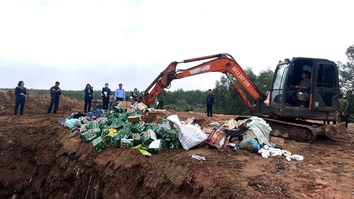 Chi cục Quản lý thị trường tỉnh quảng trị tiêu hủy hơn 5.000 đơn vị tài sản là tang vật vi phạm hành chính bị tịch thu