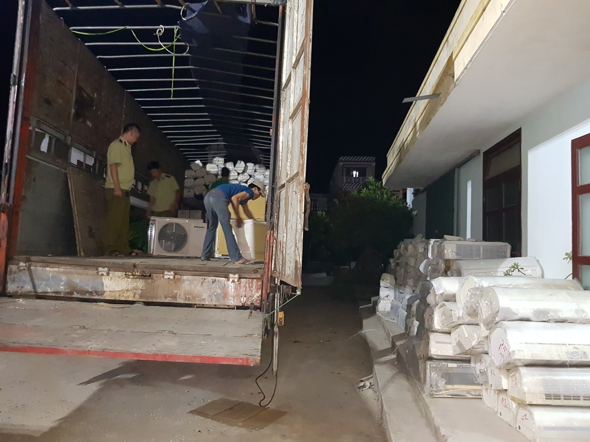 Đội QLLL số 7 đang tiến hành khám phương tiện