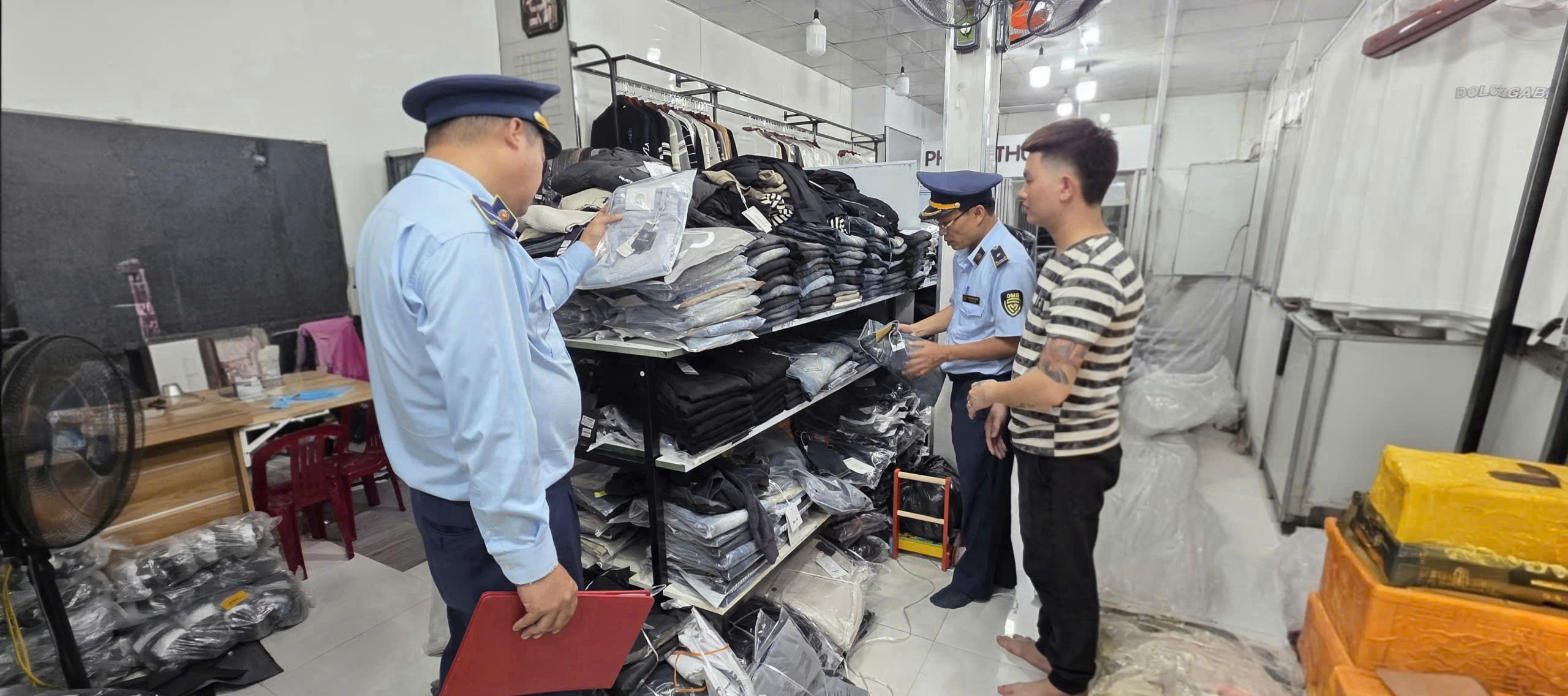 Đoàn kiểm tra Đội QLTT số 10 tiến hành kiểm tra tại Hộ kinh doanh BIN LUXURY